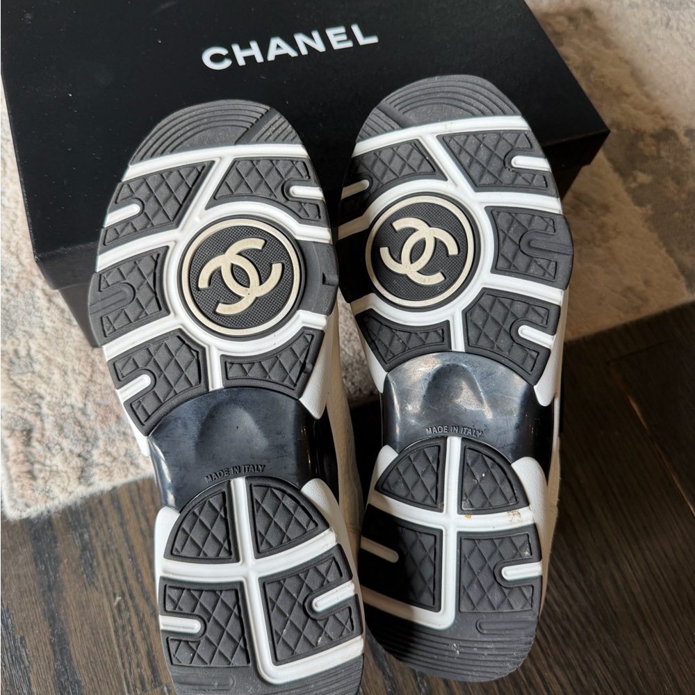 CHANEL White and Black Sneakers 37.5 - Picture 11 of 13